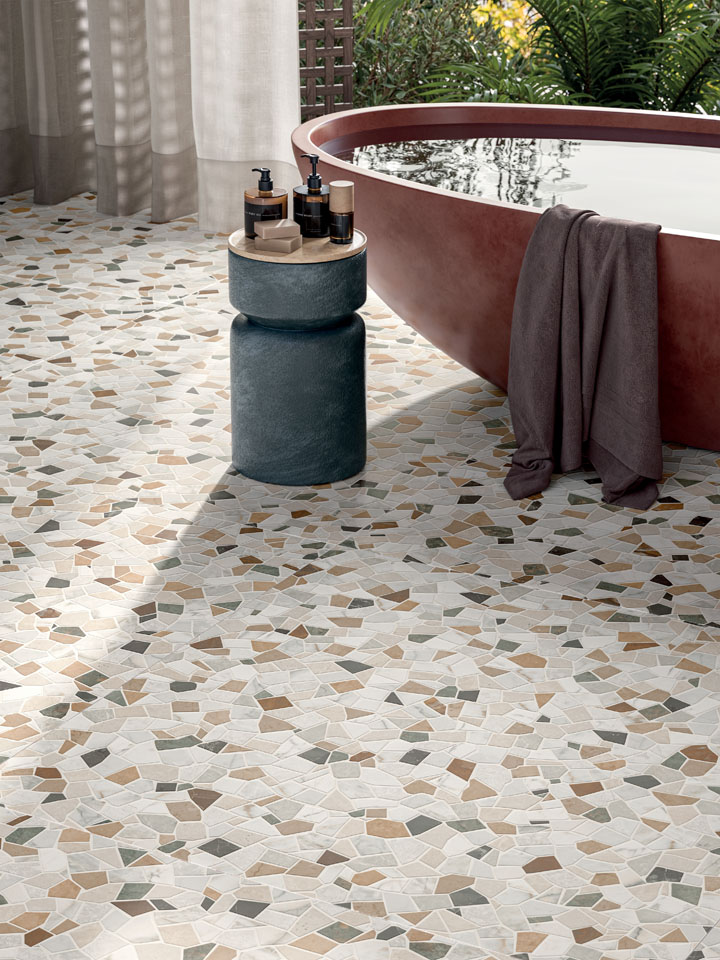 Bagno con vasca e pavimento Iride