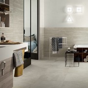 Piastrelle bagno: pavimenti e rivestimenti Rivestimento bagno effetto legno